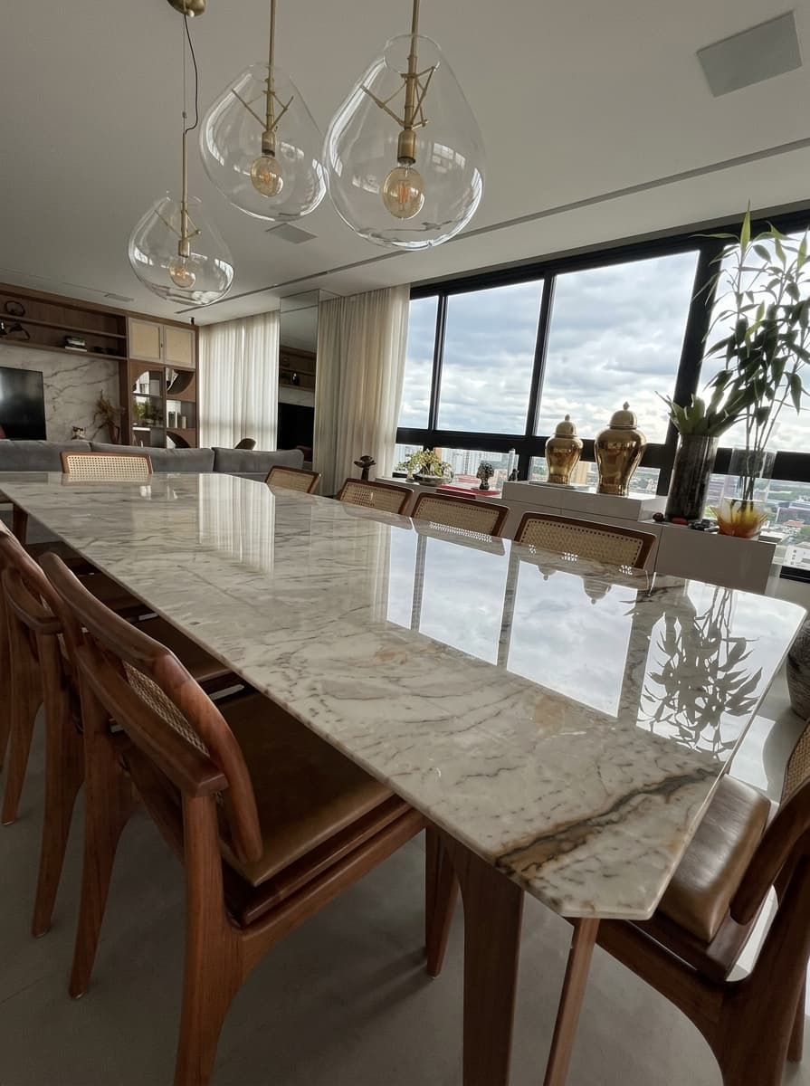 Ambiente residencial com mesa de mármore, superfície protegida com PPF arquitetônico da AM Adesivos