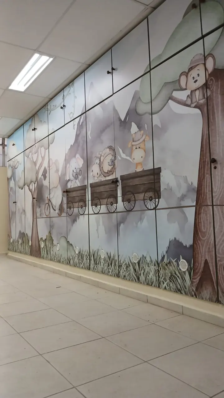Depois: Armários com painel decorativo